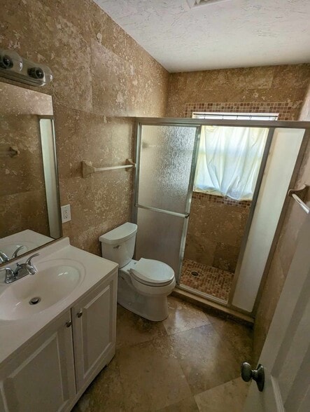 Main bathroom - 2502 Tulip St