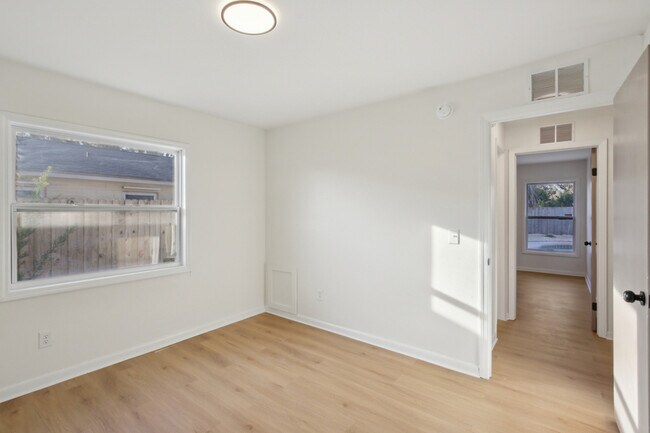 Building Photo - 3911 King Dr