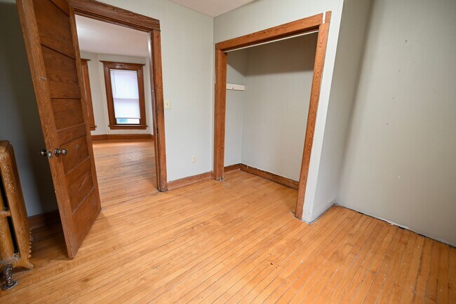 Building Photo - 405-407 W Main St - Duplex