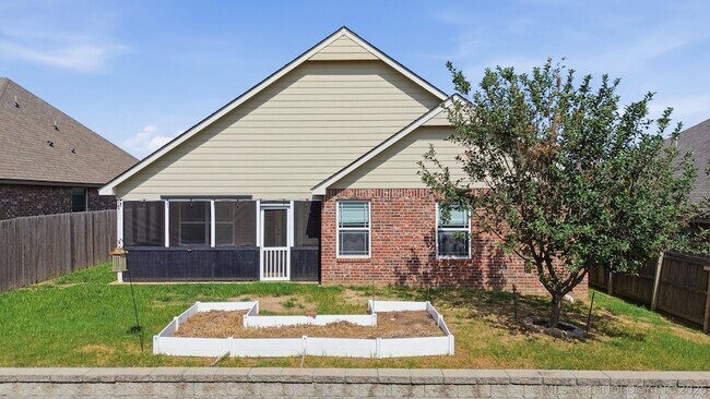 Building Photo - 13328 S 21st Pl
