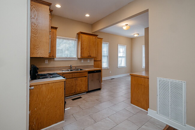 Building Photo - Renovated 2 Bed 2 Bath Charleston Victorian Home