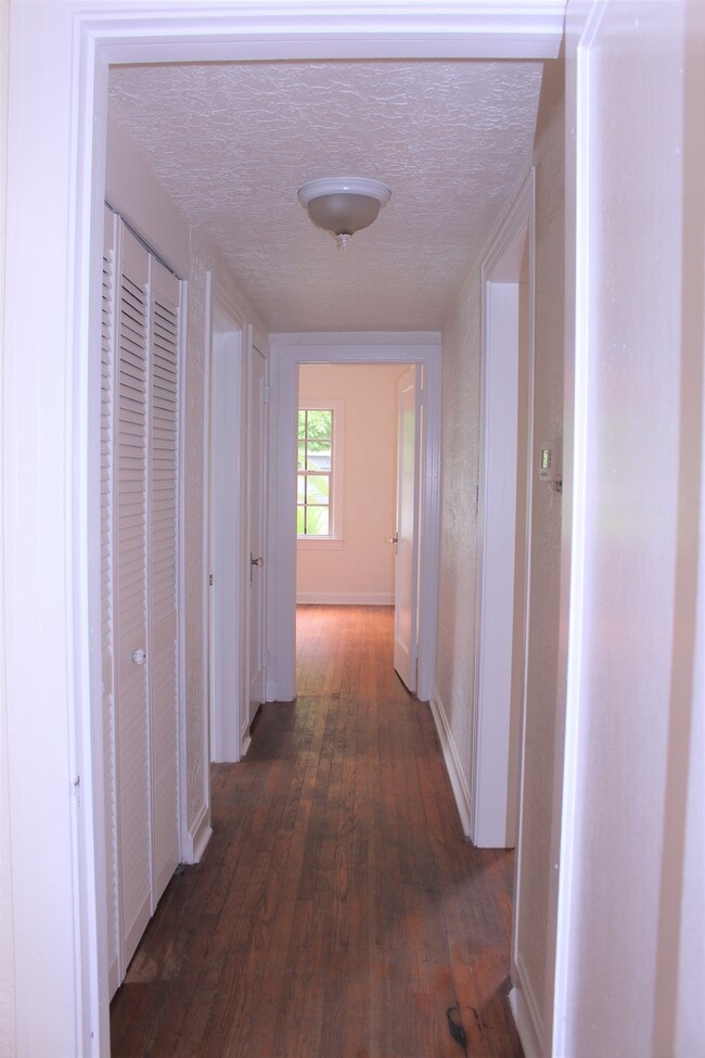 Building Photo - 1411 E Kaley St