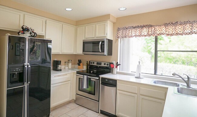Building Photo - Beautifully Furnished Condo with Mountain Views