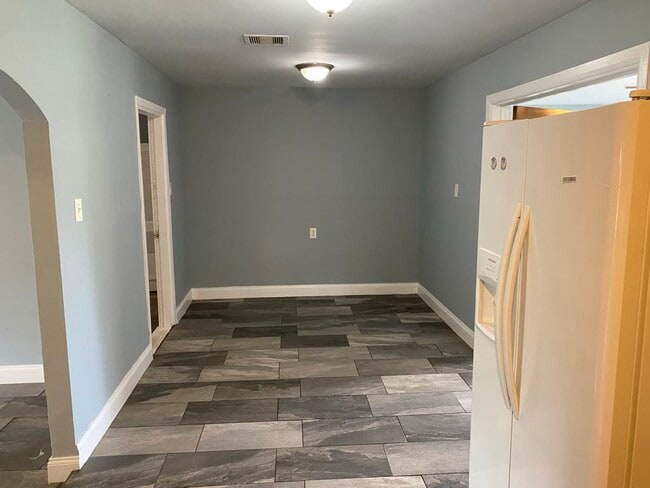 Building Photo - 8410 Sonneville Dr