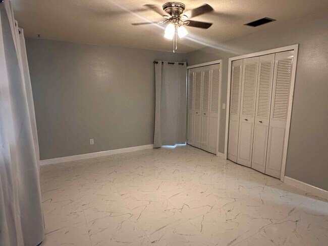 Building Photo - 1900 Manor Cir SE