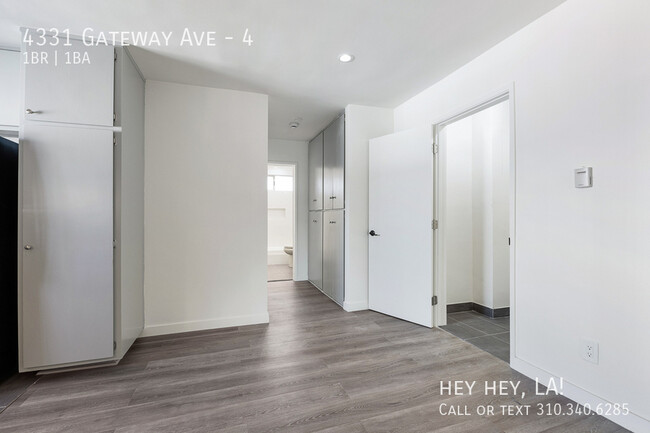 Building Photo - Silver Lake Apartment | One Bedroom | In U...