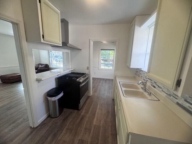 Building Photo - 2-Bedroom Home in the State Streets!