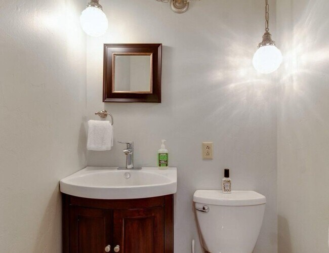 Building Photo - Fantastic 3-Bdr Home with Private Airport ...