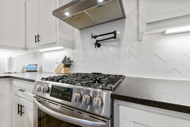 Building Photo - 3 Bedrooms Plus an Office & Sun room