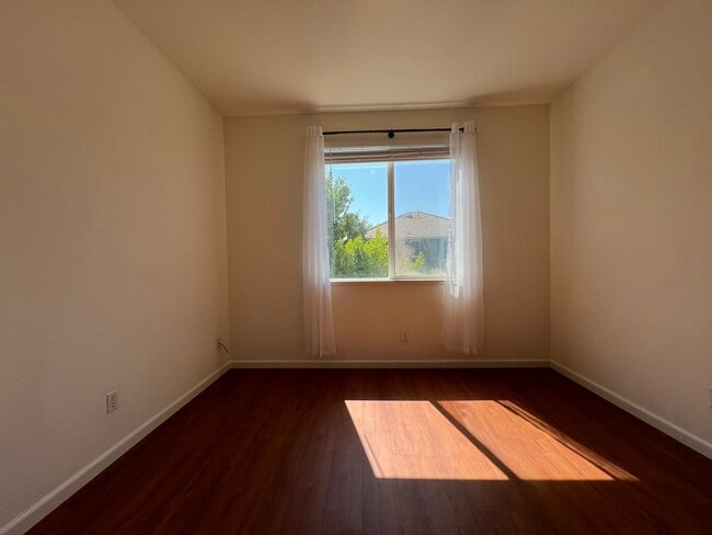 Building Photo - Spacious Folsom Parkway Home Near Park wit...