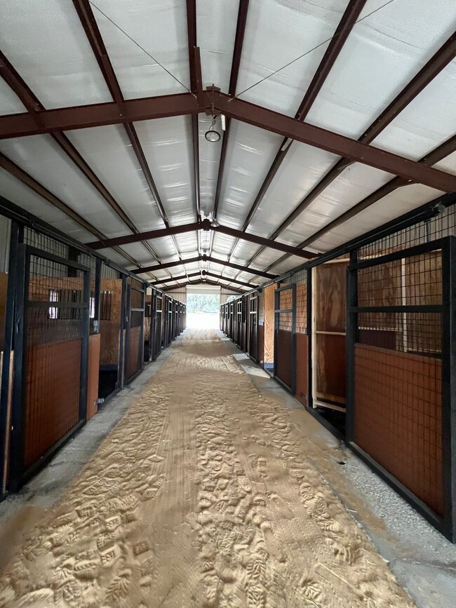 Building Photo - 4/3 Ocala HITS Stalls/RV Hook-Ups/Paddocks...