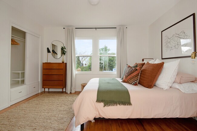 Building Photo - 1330 NE Church St