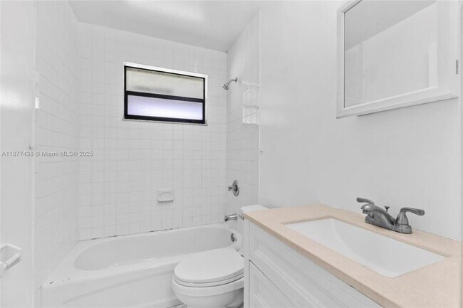 Building Photo - 3 bedroom in Hoolywood FL 33021