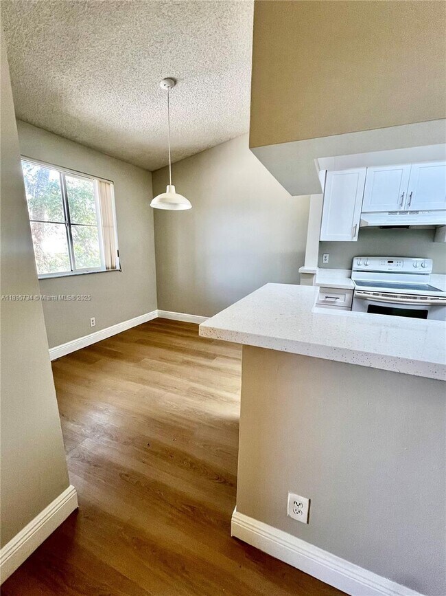 Building Photo - 9855 Westview Dr