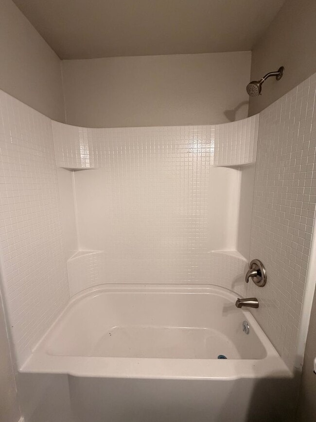 Building Photo - 2-Bedroom Townhouse style apartment