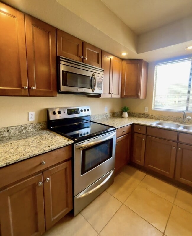 Building Photo - "Discover Modern Comfort: 2-Bed, 2-Bath Condo Tucsons Foothills “