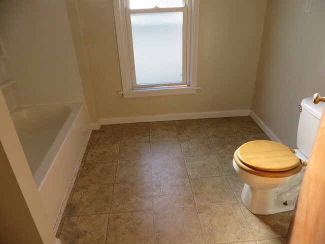 Building Photo - 5 Bedroom Home in the very core of Downtown (West Central, Downtown)