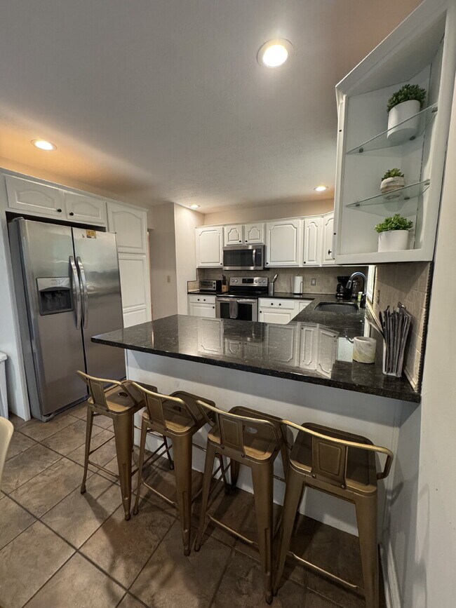 Building Photo - Fairview home 5 bedroom 3 1/2 bathroom home