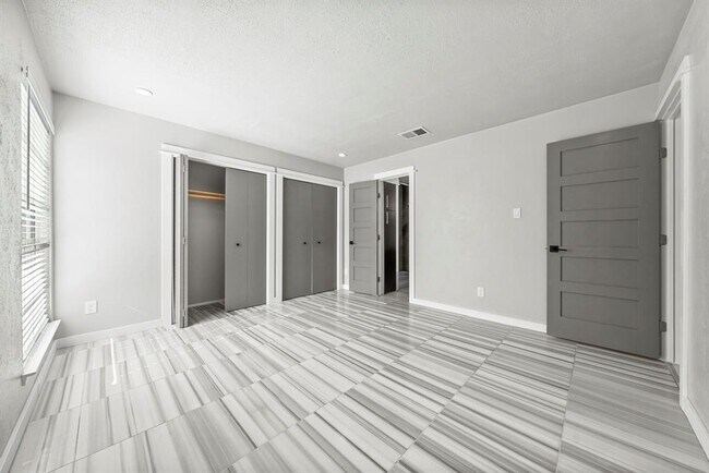 Building Photo - 9433 Singing Quail Dr