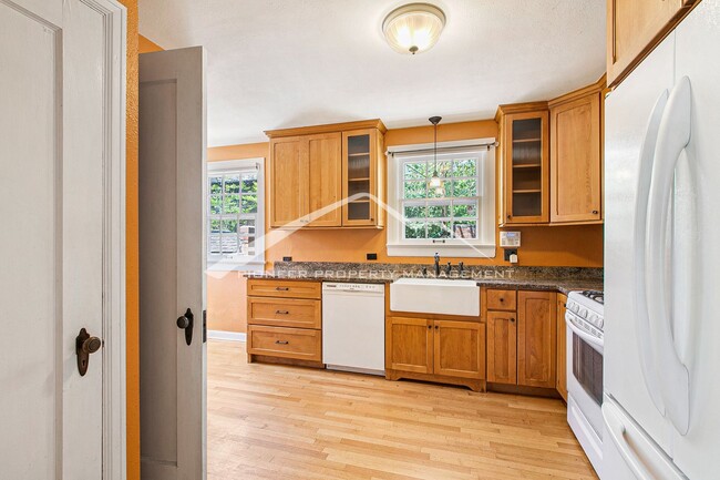 Building Photo - Beautiful Home With Central A/C and Enclosed Backyard