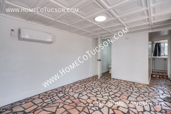 Building Photo - 940 E Florita St