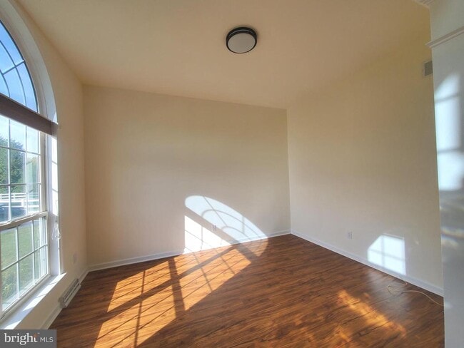 Building Photo - 5 Bandcroft Dr