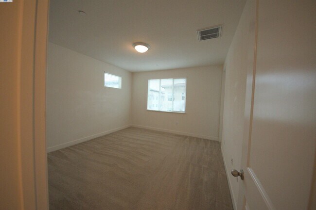 Building Photo - 5530 Esprit Way