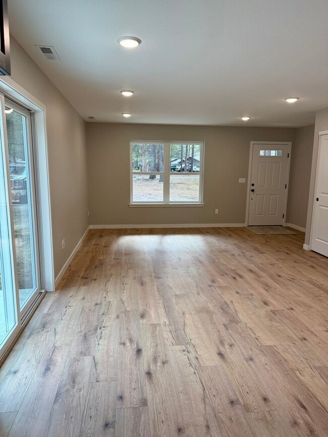 Building Photo - BRAND NEW 2-bd/2-bath in the serene community of Tollgate! - Sisters, OR