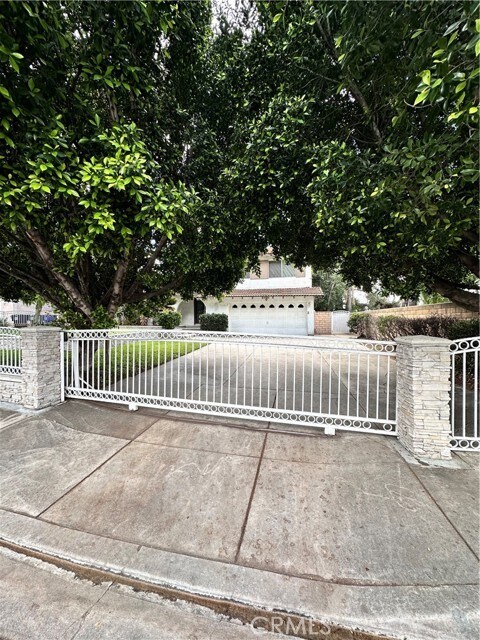 Building Photo - 2415 Mercedes Ave