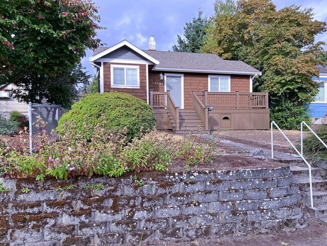 Building Photo - Charming and updated 2 bedroom, 1 bath bun...