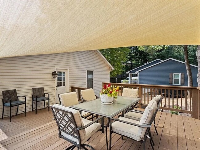 Building Photo - 1032 Summit Dr