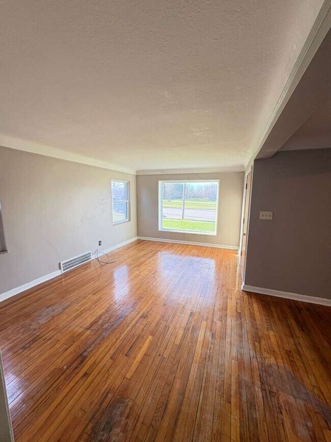 Building Photo - Renovated 2-Bedroom Apartment in Cleveland