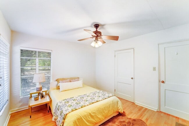 Building Photo - Charming Sycamore Street House