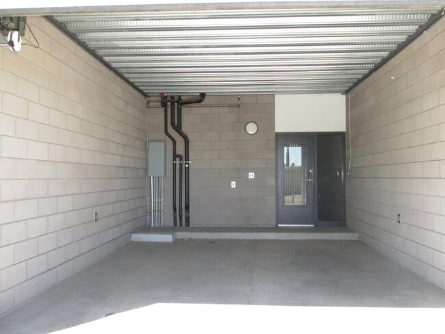 Building Photo - 525 E Willetta St