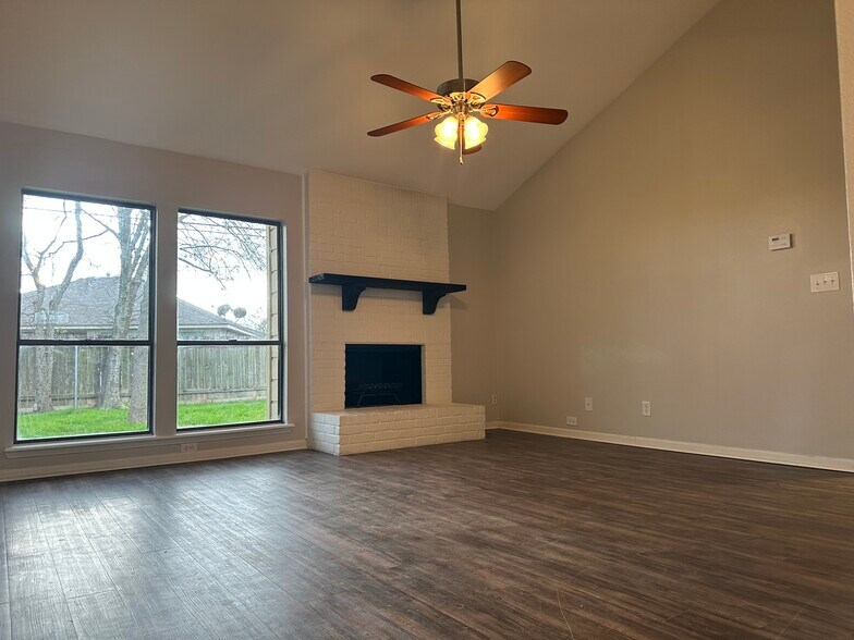 Building Photo - 105 Ivanhoe Dr
