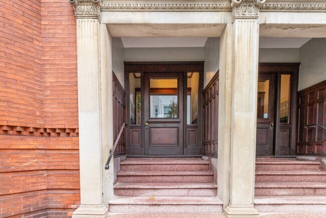 Building Photo - 12 Pond St