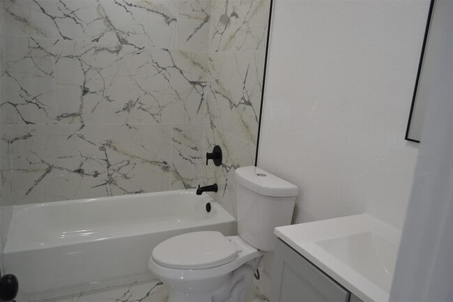 Building Photo - 940 NW 8th Ave