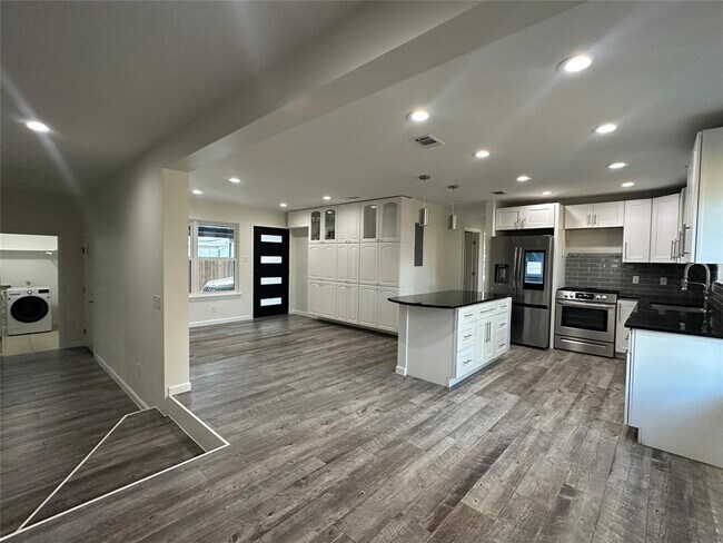 Building Photo - 908 Plateau Cir