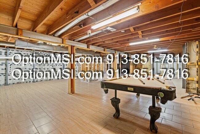Building Photo - Spacious and move in ready!