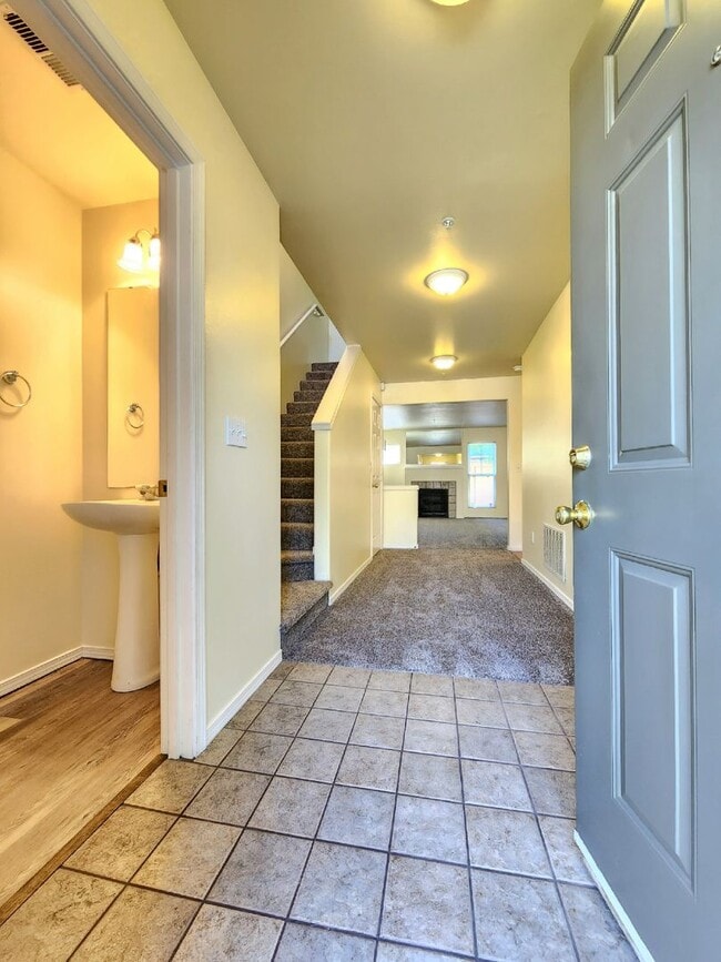 Building Photo - 3 Bedroom 2.5 Bath Townhome in Everett