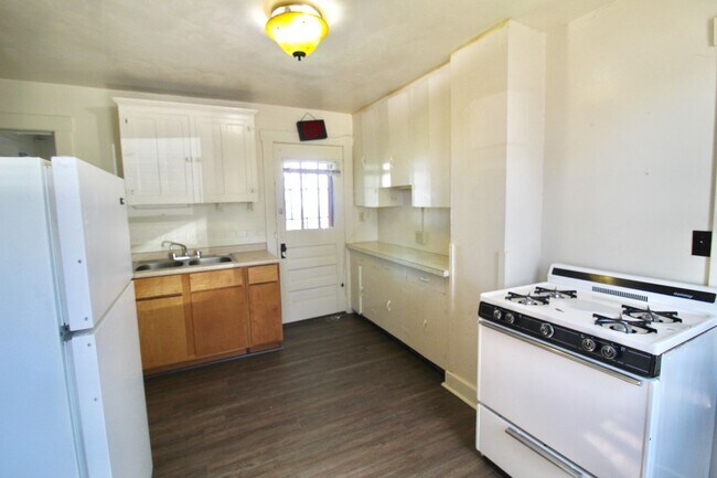 Building Photo - Small house in Wiles Hill section of Morgantown - Available 08/05!