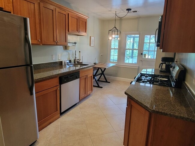 Building Photo - Fabulous, Furnished, Spacious 2BR with balcony in Alexandria