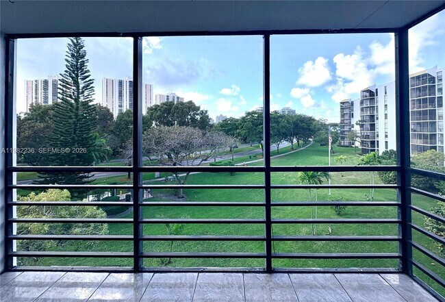 Building Photo - 20500 W Country Club Dr