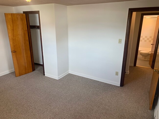 Building Photo - Spacious 2-bedroom 1-bath Townhome, Christ...