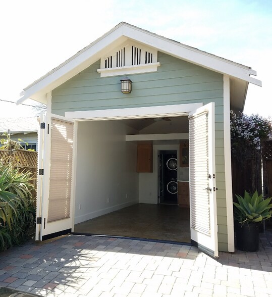 Building Photo - 316 W Victoria St