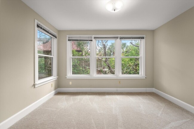 Building Photo - Harleston Village 3 Bed/2.5 Bath Gem Avail...