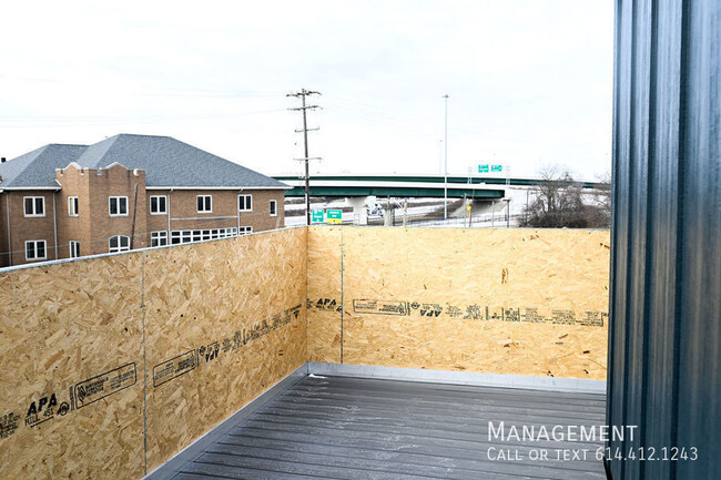 Building Photo - Beautiful Townhome With a Rooftop Deck and...