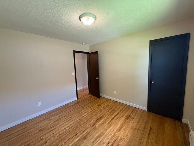 Building Photo - 560-562 37th Ave NE