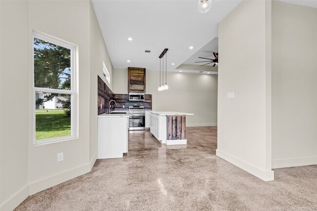 Building Photo - 145 Meadowview Dr