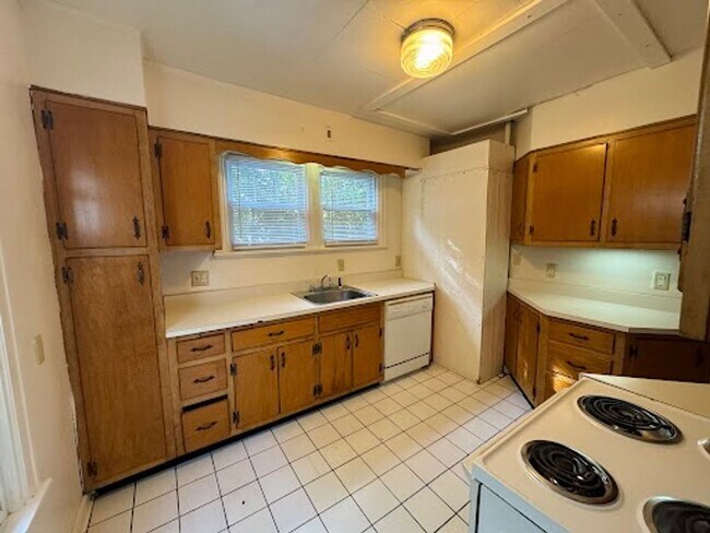 Building Photo - 4 Bedroom/ 1 Bathroom House - Great View (...